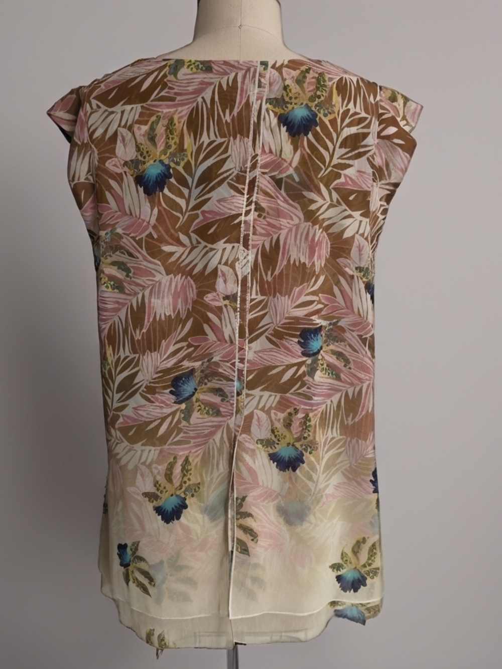 CAbi Floral Sleeveless Blouse  Lightweight & Flowy Cap-Sleeve Size L - Picture 3 of 12